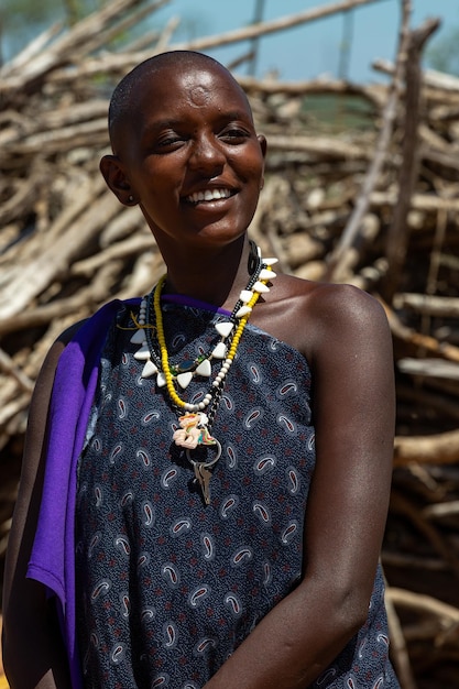 Portrait d'une femme africaine gaie en costume traditionnel de la tribu Maasai Kenya