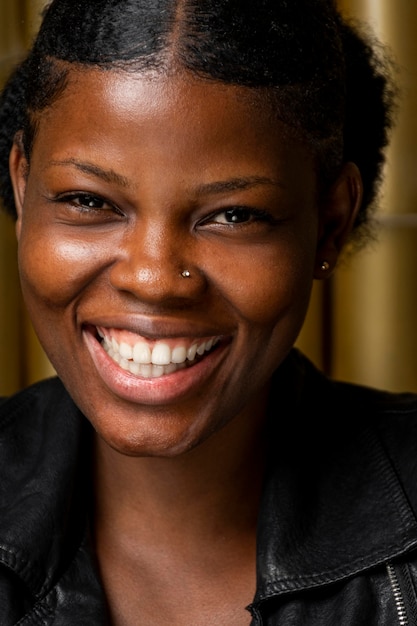 Photo portrait de femme africaine heureuse close-up