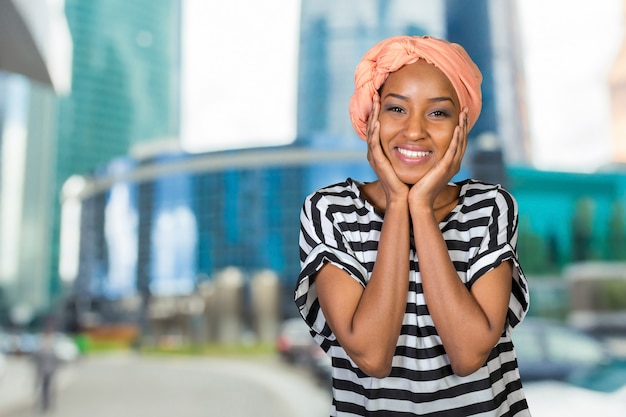 Photo portrait d'une femme africaine joyeuse