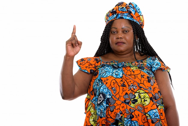 Portrait de femme africaine pointant vers le haut