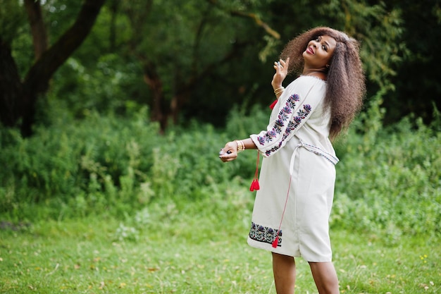 Portrait de femme africaine en vêtements traditionnels au parc.