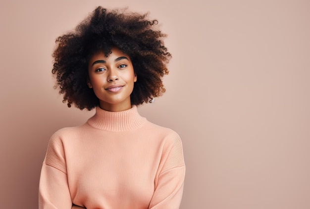 portrait d'une femme afro-américaine aux cheveux bouclés portant un pull à fourrure monochrome