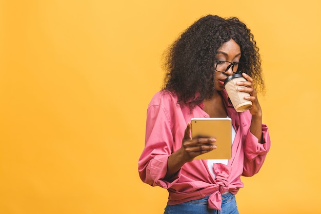 Portrait de femme afro-américaine, boire du café