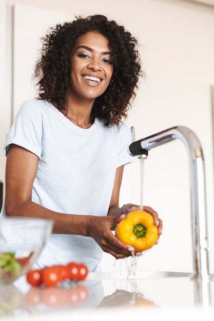 Portrait d'une femme afro-américaine heureuse