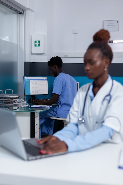 Photo portrait de femme afro-américaine avec profession de médecin