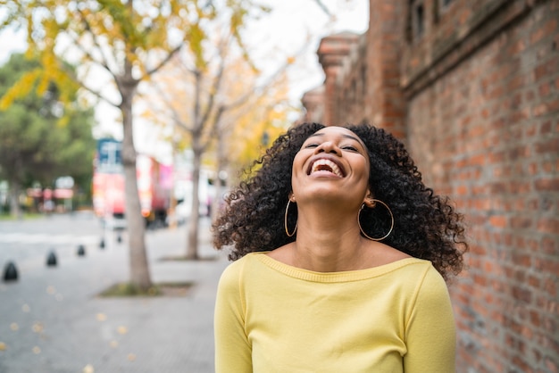 Portrait de femme afro-américaine en riant.