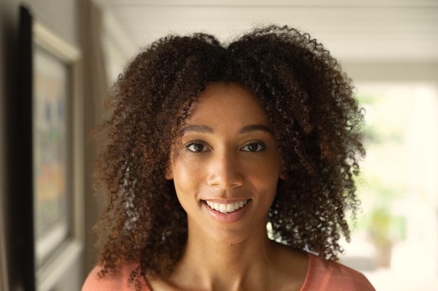 Portrait d'une femme afro-américaine souriante regardant la caméra. Famille profitant du temps à la maison, concept de style de vie