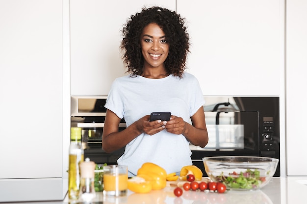 Portrait d'une femme afro-américaine souriante