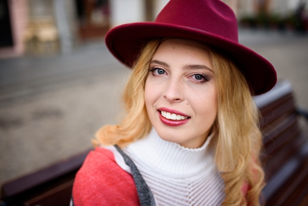 Portrait d'une femme d'âge moyen dans un chapeau.