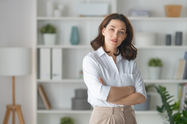 Portrait de femme d'âge moyen debout dans le salon à la maison