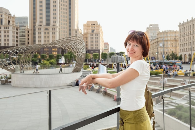 Portrait d'une femme d'âge moyen devant une place de la ville