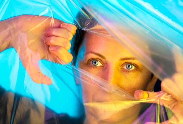 Photo portrait d'une femme d'âge moyen avec des filtres de couleur