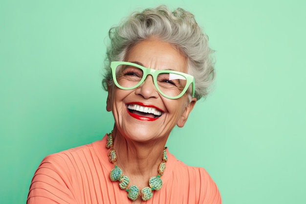 Portrait d'une femme d'âge moyen souriante portant des lunettes de couleur laitue sur un pas vert