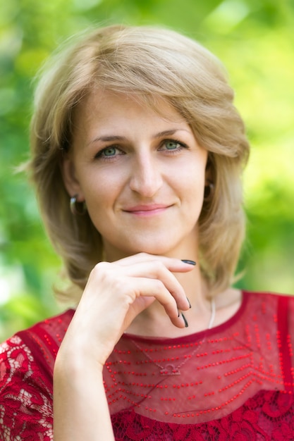 Photo portrait d'une femme d'âge moyen.