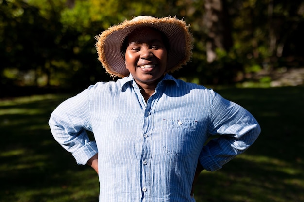 Portrait d'une femme âgée afro-américaine heureuse prenant une photo à l'extérieur