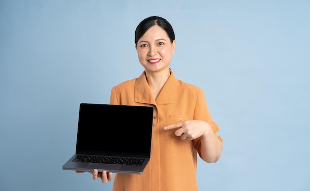 Portrait d'une femme âgée à l'aide d'un ordinateur portable