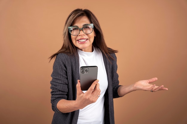 Photo portrait de femme âgée à l'aide de son smartphone