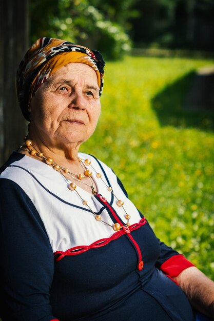 Photo portrait d'une femme âgée assise dans la cour