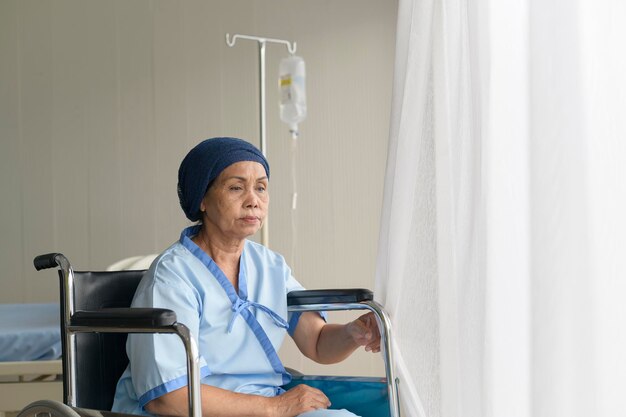 Portrait d'une femme âgée atteinte d'un cancer portant un foulard dans les soins de santé hospitaliers et le concept médical