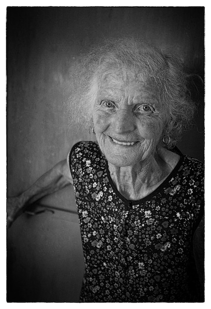 Photo portrait d'une femme âgée contre le mur