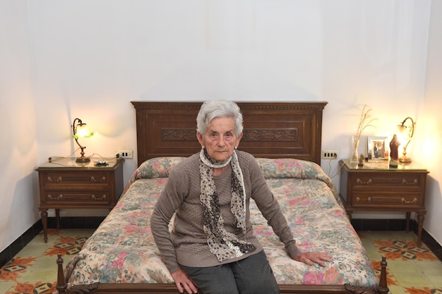 Portrait d'une femme âgée dans une chambre