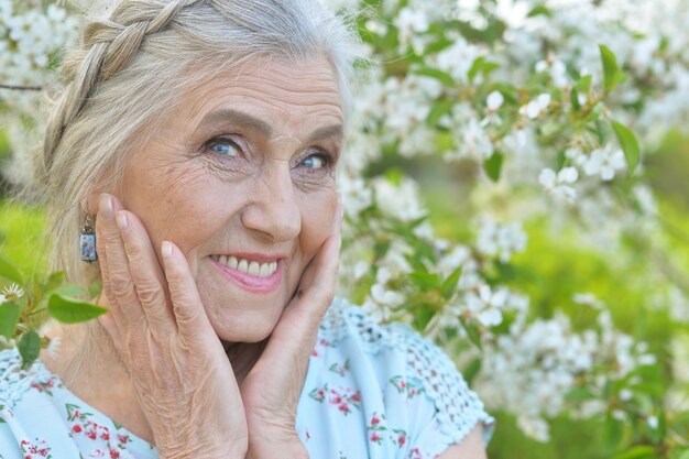 Portrait d'une femme âgée dans un parc d'été