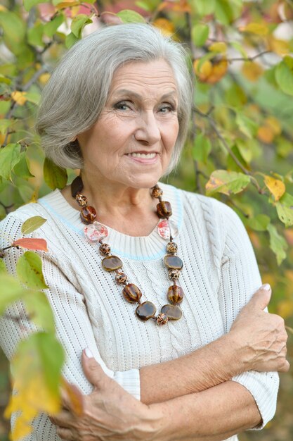 Portrait d'une femme âgée dans le parc d'été