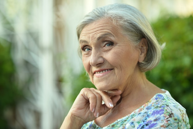 Portrait d'une femme âgée dans le parc d'été