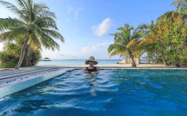 Portrait d'une femme âgée dans la piscine du resort