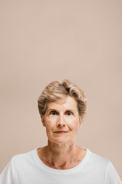 Portrait D'une Femme âgée Dans Un Tee-shirt Blanc