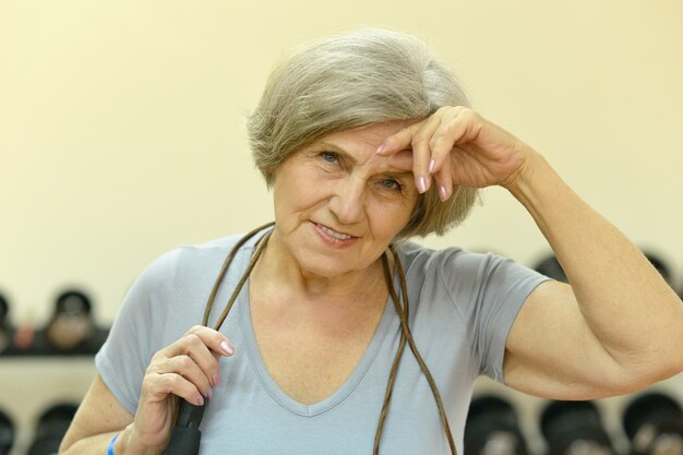 Portrait de femme âgée exerçant dans une salle de sport