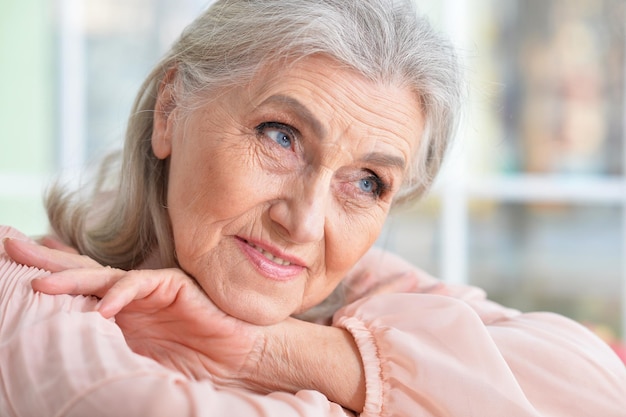 Portrait d'une femme âgée heureuse à la maison