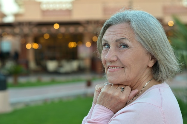 Portrait d'une femme âgée heureuse près de l'hôtel en plein air