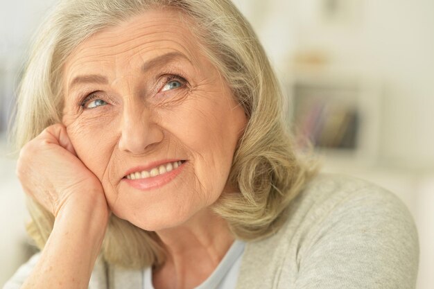 Portrait d'une femme âgée heureuse