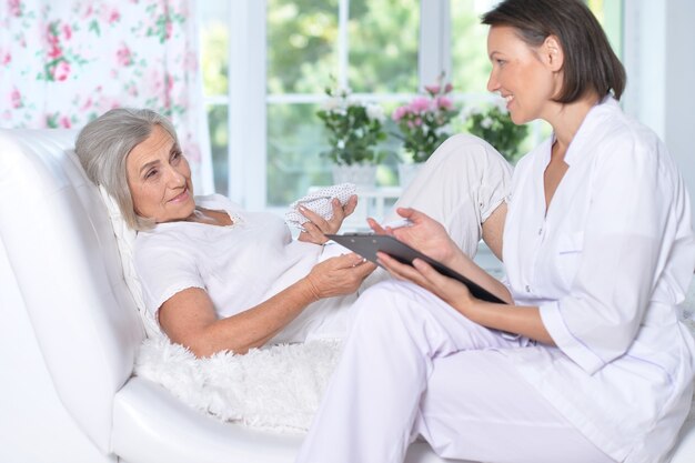 Portrait de femme âgée à l'hôpital avec un médecin attentionné