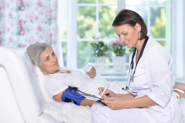 Portrait de femme âgée à l'hôpital avec un médecin attentionné