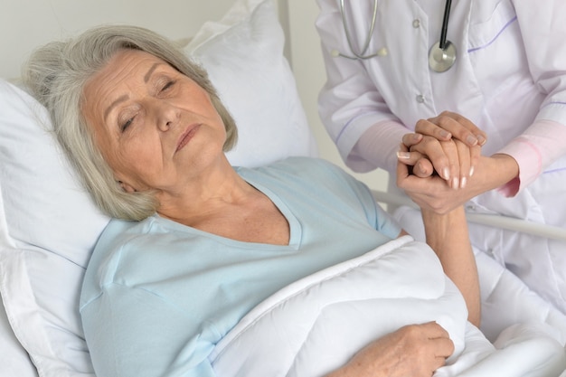 Portrait d'une femme âgée à l'hôpital