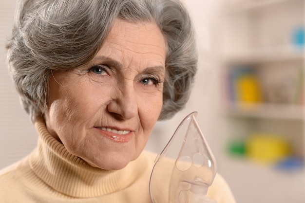 Portrait d'une femme âgée avec inhalateur