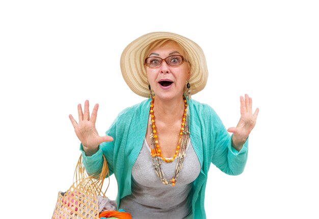 Portrait d'une femme âgée joyeuse dans un chapeau et un panier isolé