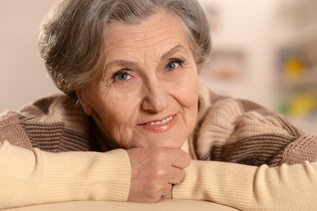 Portrait d'une femme âgée à la maison