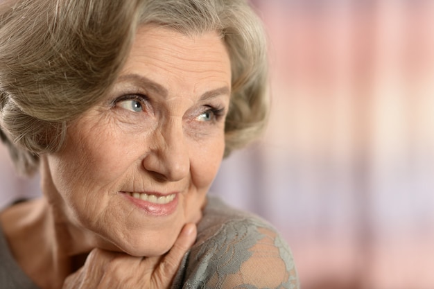 Portrait d'une femme âgée à la maison