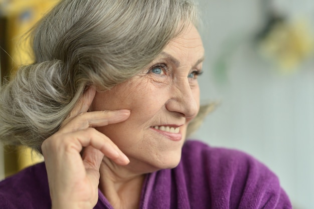 Portrait d'une femme âgée à la maison