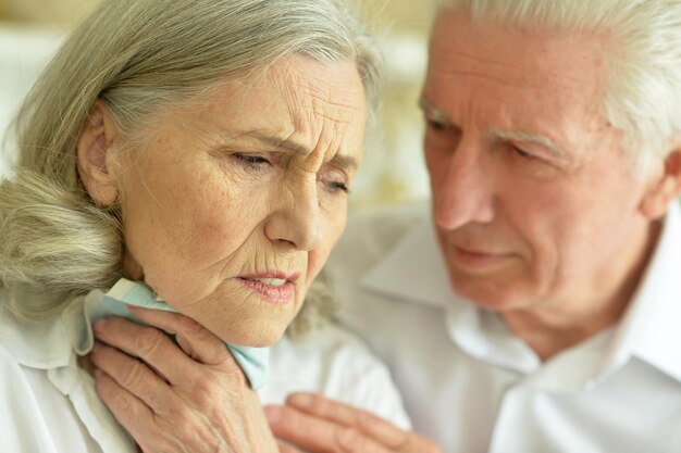 Portrait d'une femme âgée malade et d'un homme à la maison