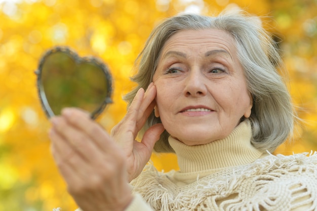 Portrait d'une femme âgée avec miroir en automne