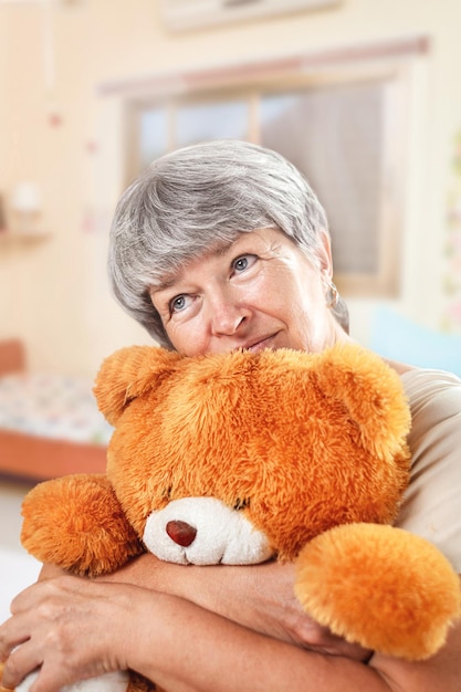 Portrait de femme âgée avec ours en peluche