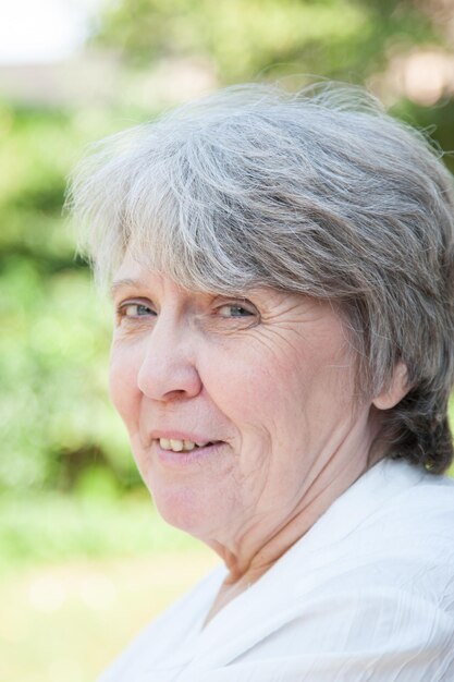 Photo portrait d'une femme âgée souriante dans un parc