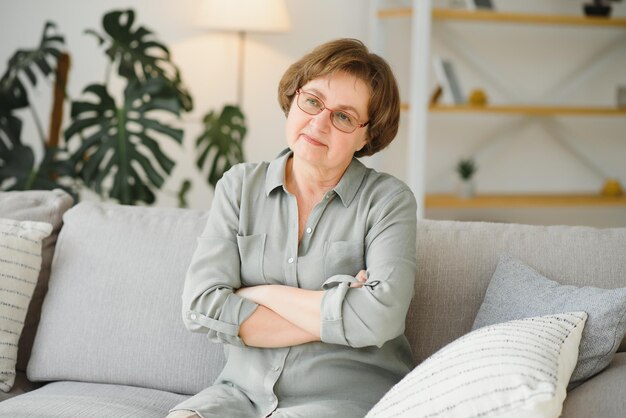 Portrait d'une femme âgée souriante