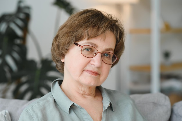 Portrait d'une femme âgée souriante