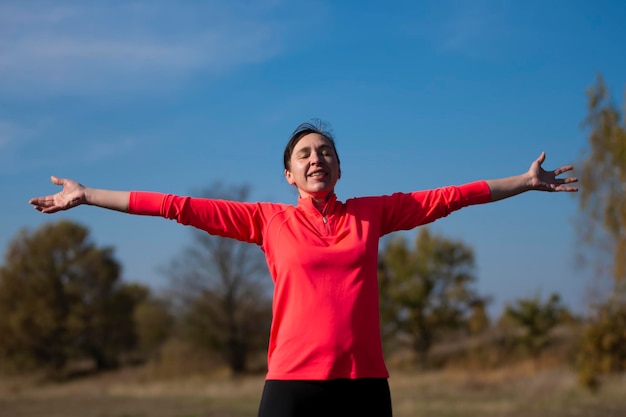 Portrait d'une femme âgée sportive dans le parc