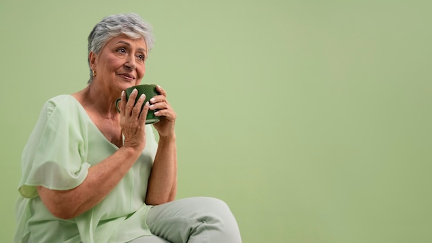 Photo portrait de femme âgée avec tasse